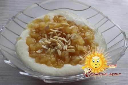 Манная каша с яблочным муссом и миндалем