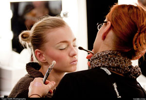 Как делать макияж 
